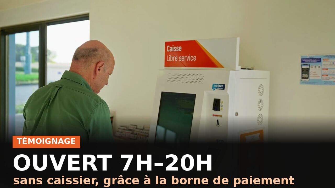 Client utilisant une borne de paiement en libre-service dans un magasin de producteur, ouvert de 7h à 20h sans caissier